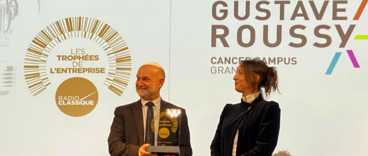 Le Pr Barlesi recevant le trophée